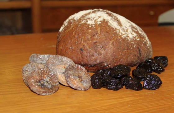 Pan de centeno, higos y ciruelas