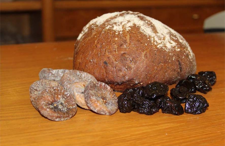 Pan de Centeno con Higos y Ciruelas